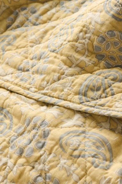 Ib Laursen quilt Sart gul med offwhite og gr&aring;tt m&oslash;nster